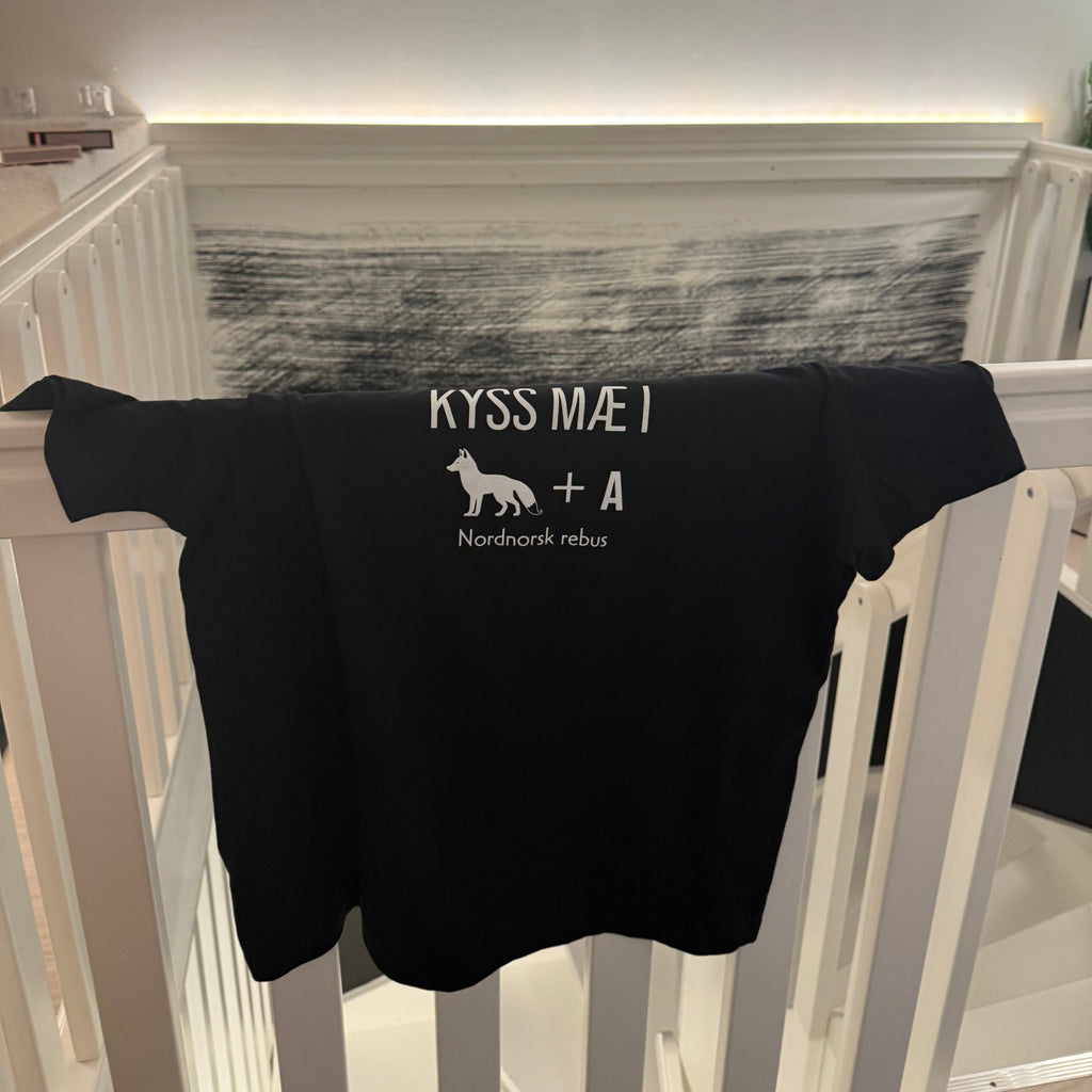 T-skjorte - nordnorsk rebus - Kyss mæ i ræva